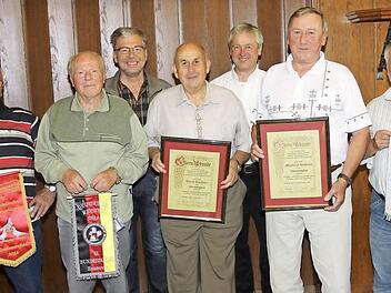Erich Büchner (Vierter von links) und Manfred Hübner (Sechster von links) wurden zu Ehrenmitgliedern ernannt, erfolgreiche Kleintierzüchter wurden ausgezeichnet (von links): Siegfried Scheler, Erich Trier, Heribert Kunz, Erich Büchner, Gerald Blatt, Manfred Hübner und Wolfgang Lukas  Foto: Michael Stelzner