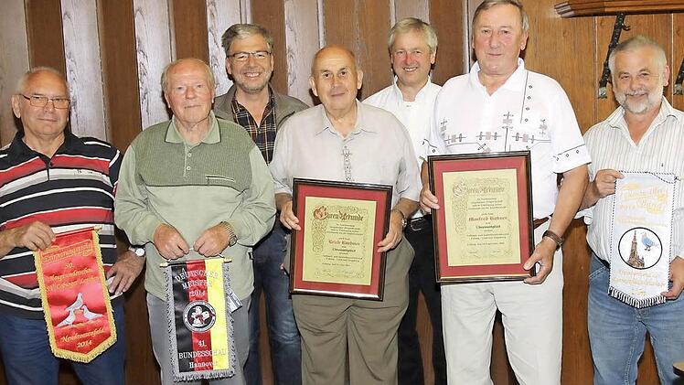 Erich Büchner (Vierter von links) und Manfred Hübner (Sechster von links) wurden zu Ehrenmitgliedern ernannt, erfolgreiche Kleintierzüchter wurden ausgezeichnet (von links): Siegfried Scheler, Erich Trier, Heribert Kunz, Erich Büchner, Gerald Blatt, Manfred Hübner und Wolfgang Lukas  Foto: Michael Stelzner