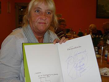 Mottens 2. Bürgermeisterin Ute Becker zeigt die persönliche Widmung von Starkoch Josef Lafer. Foto: Brigitta Kempe-Wolf