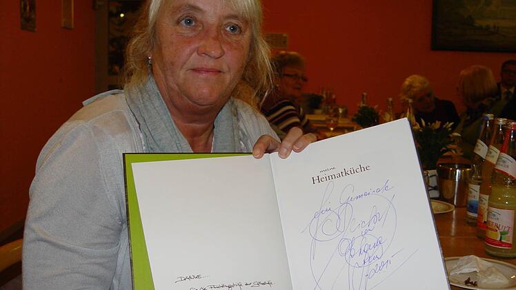 Mottens 2. Bürgermeisterin Ute Becker zeigt die persönliche Widmung von Starkoch Josef Lafer. Foto: Brigitta Kempe-Wolf