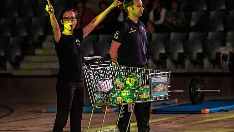 Ballettmeisterin Tara Yipp und HSC-TRainer Jan Gorr: Handball-Sinfonie lautete das Motto eines Gemeinschaftsprojekts zwischen dem Landestheater und dem HSC 2000 Coburg in der HUK-Arena.Foto: Jochen Berger