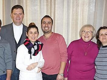 Trotz des Leides können die syrischen Familien noch lachen. Beim Neujahrsbrunch des katholischen Frauenbundes Bad Neustadt sprach Dekan Dr. Andreas Krefft über Solidarität mit verfolgten Christen und Abdo Issac sprach stellvertretend für das erlittene Leid der Familien. Das Bild zeigt von links: Mariam und Abdo Issac (Hohenroth), Dekan Dr. Andreas Krefft, Yassimine Yalmizian und Edmond Youkhanna (Mühlbach), Maria Blümm, die Vorsitzende des Frauenbundes, Linda Isaac und Jean Nissan (Bad Neusta...