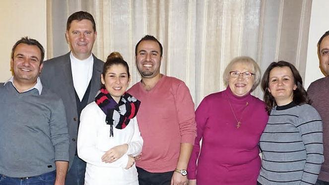 Trotz des Leides können die syrischen Familien noch lachen. Beim Neujahrsbrunch des katholischen Frauenbundes Bad Neustadt sprach Dekan Dr. Andreas Krefft über Solidarität mit verfolgten Christen und Abdo Issac sprach stellvertretend für das erlittene Leid der Familien. Das Bild zeigt von links: Mariam und Abdo Issac (Hohenroth), Dekan Dr. Andreas Krefft, Yassimine Yalmizian und Edmond Youkhanna (Mühlbach), Maria Blümm, die Vorsitzende des Frauenbundes, Linda Isaac und Jean Nissan (Bad Neusta...