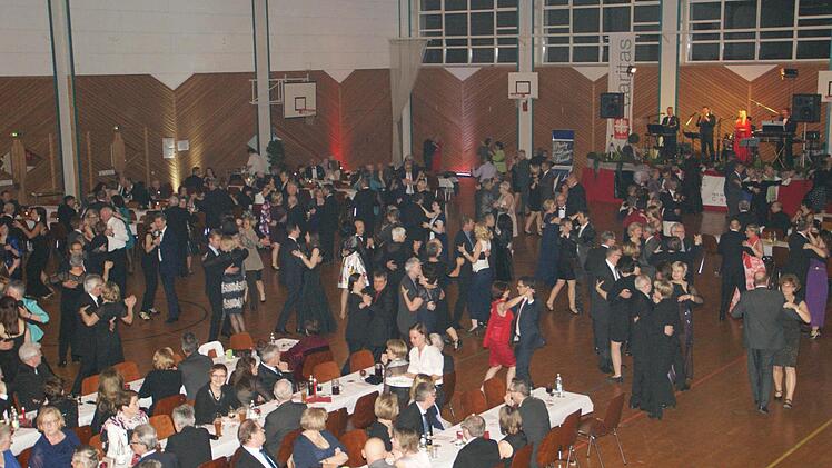 Voll auf ihre Kosten kamen die Tänzerinnen und Tänzer beim Caritasball, der nun zum dritten Mal im Oberaurach-Zentrum in Trossenfurt stattfand.