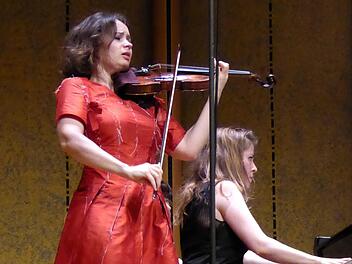 Patricia Kopatchinskaja und Polina Leschenko. Foto: Gerhild Ahnert