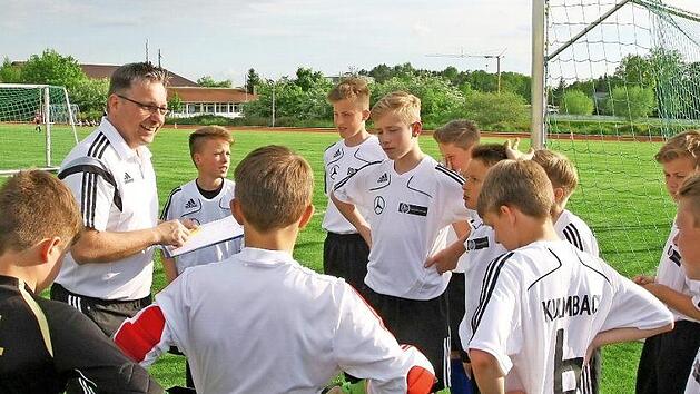 DFB-St&uuml;tzpunkttrainer Harald Schreiber versammelt letztmals am 17. Juli die gr&ouml;&szlig;ten Talente der Region auf dem Sportgel&auml;nde der Carl-von-Linde-Realschule um sich. Nach den Sommerferien wird in Friesen bei Kronach trainiert. Foto: Monika Limmer