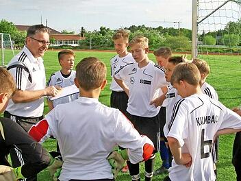 DFB-Stützpunkttrainer Harald Schreiber versammelt letztmals am 17. Juli die größten Talente der Region auf dem Sportgelände der Carl-von-Linde-Realschule um sich. Nach den Sommerferien wird in Friesen bei Kronach trainiert. Foto: Monika Limmer