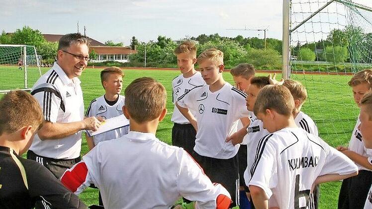 DFB-Stützpunkttrainer Harald Schreiber versammelt letztmals am 17. Juli die größten Talente der Region auf dem Sportgelände der Carl-von-Linde-Realschule um sich. Nach den Sommerferien wird in Friesen bei Kronach trainiert. Foto: Monika Limmer