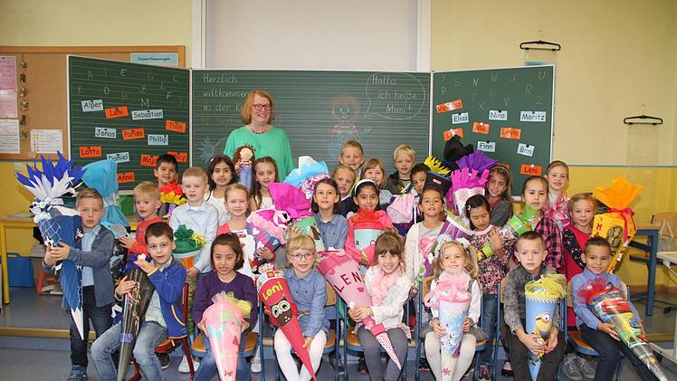 In der Klasse 1a werden die Kinder von Lehrerin Monika Rübensaal und Puppe Mimi begrüßt.