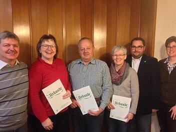 Der  Obst-und Gartenbauverein ehrte für 25 Jahre Mitgliedschaft Bernhard Dorn (Mitte) und Ursula Seuring (3. v. re.). Birgit Wolf (2. v. li) arbeitet seit 15 Jahren im Vorstand mit. Es gratulierten (von links) Heinrich Kuhn, Vorsitzende Dagmar Wengel  und Kreisvorsitzender Markus Stockmann. Foto: Evelyn Schneider