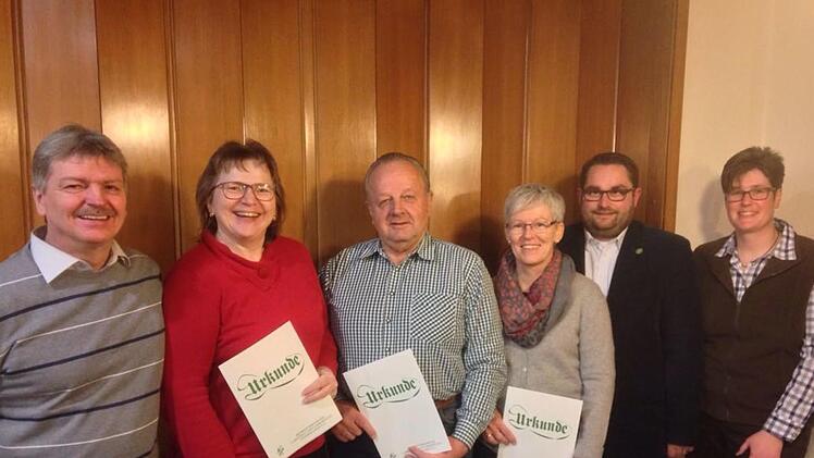 Der  Obst-und Gartenbauverein ehrte für 25 Jahre Mitgliedschaft Bernhard Dorn (Mitte) und Ursula Seuring (3. v. re.). Birgit Wolf (2. v. li) arbeitet seit 15 Jahren im Vorstand mit. Es gratulierten (von links) Heinrich Kuhn, Vorsitzende Dagmar Wengel  und Kreisvorsitzender Markus Stockmann. Foto: Evelyn Schneider