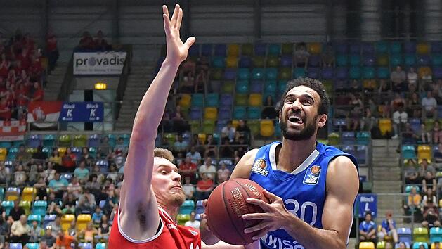Der Frankfurter Topwerfer Phil Scrubb (r.) zeigte eine Galavorstellung, f&uuml;r Leon Radosevic und seine Mitstreiter war es ein gebrauchter Tag. Foto: Jan H&uuml;bner