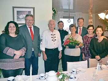 Gratulation zur diamantenen Hochzeit (von links): Jasmin (Enkelin), Bürgermeister Hans Pietz, das Jubelpaar Harald und Helga Suffa-Pyrites, dazwischen Louis (Urenkel), Landrat Klaus Löffler, Schwiegertochter Gertrud und Urenkelin Joice.  Foto: K.- H. Hofmann