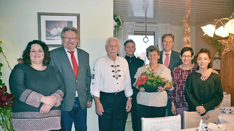 Gratulation zur diamantenen Hochzeit (von links): Jasmin (Enkelin), Bürgermeister Hans Pietz, das Jubelpaar Harald und Helga Suffa-Pyrites, dazwischen Louis (Urenkel), Landrat Klaus Löffler, Schwiegertochter Gertrud und Urenkelin Joice.  Foto: K.- H. Hofmann