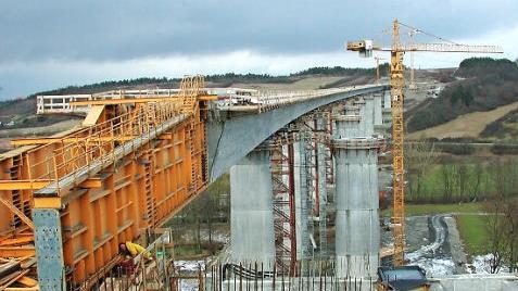 Im Februar 2003 wurde die erste Fahrbahn der Lauertalbrücke fertiggestellt.  Foto: Archiv/Thomas Malz