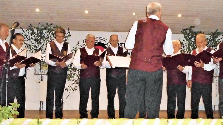 Die Aktiven der Sängerrunde "Eintracht" Reichenbach beim Liedvortrag Foto: Wolfgang Leicht