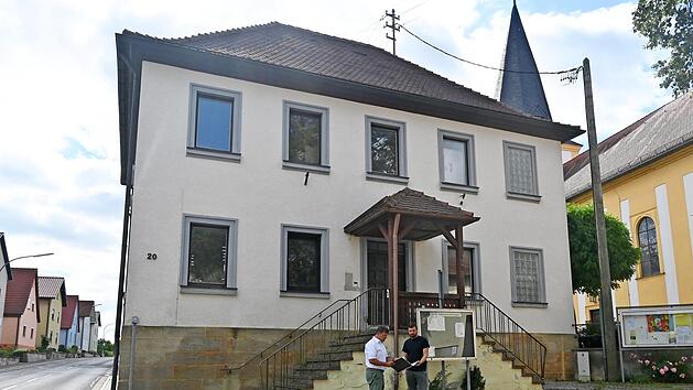 Mit den Planungen f&uuml;r den Umbau des alten Schulhauses in Staffelbach k&ouml;nnen nun B&uuml;rgermeister Carsten Joneitis und Bauamtsleiter Julian Heyse beginnen. Foto: Gemeinde