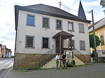 Mit den Planungen für den Umbau des alten Schulhauses in Staffelbach können nun Bürgermeister Carsten Joneitis und Bauamtsleiter Julian Heyse beginnen. Foto: Gemeinde