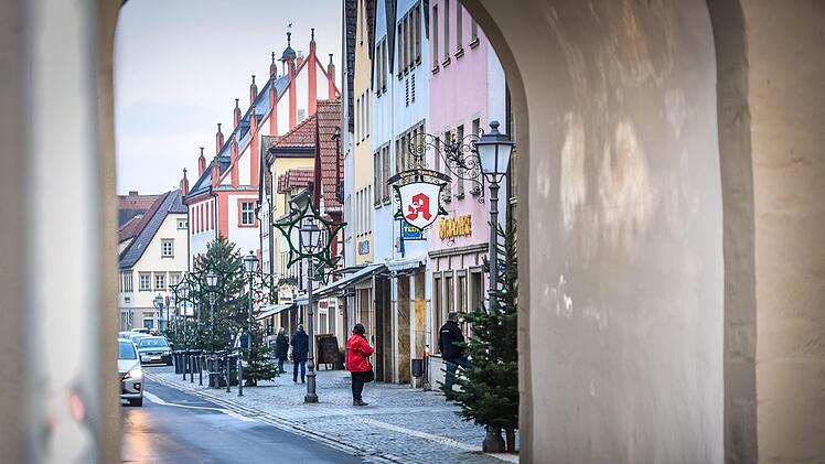 Gestern standen die Menschen vor den Apotheken an, um drei kostenlos zugesagte FFP2-Masken in den Apotheken abzuholen. Der Haken an der Geschichte: Die Apotheken hatten weder genug Zeit, um sich einen passenden Vorrat anzulegen, noch ist heute schon klar, wie ihnen die ausgegebene Ware letztendlich vergolten wird. Es ist nur eine Pauschale zugesagt, die sich jeweils nach der Zahl der in einem bestimmten Quartal ausgegebenen Medikamente richtet. Krause