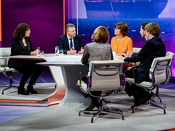 Thorsten Frei (Zweiter von links) geriet bei "Maybrit Illner" in die Defensive.