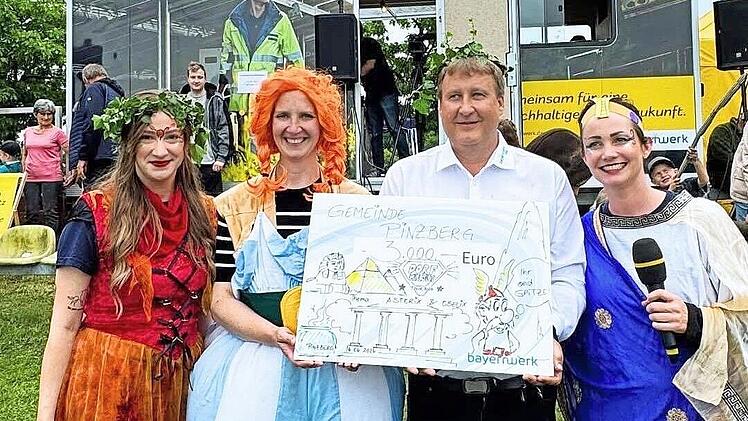 B&uuml;rgermeisterin Elisabeth Simmerlein als Obelix (2.&nbsp;v.&nbsp;l.) freut sich &uuml;ber 3000 Euro, &uuml;berreicht von Stephanie Treske-Nagel (TV Oberfranken), Kommunalmanager Ralf Schwarz (Bayernwerk Netz GmbH) und Chefmoderatorin Dany F&uuml;g.