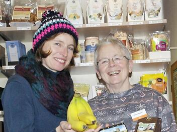 Monika Mützel und Brigitte Ruppert vom Weltladen sind stolz auf ihr breites Angebot an fair gehandelten Produkten. Foto: Elisabeth Assmann