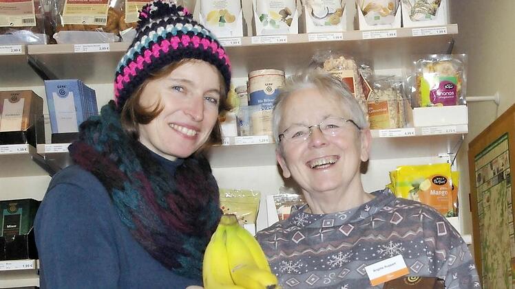 Monika Mützel und Brigitte Ruppert vom Weltladen sind stolz auf ihr breites Angebot an fair gehandelten Produkten. Foto: Elisabeth Assmann