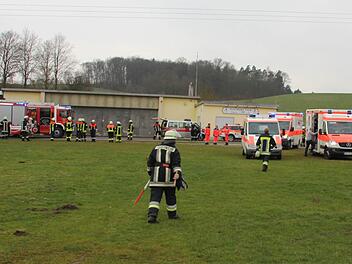 Wenn Feuerwehren ausrücken, fallen bei technischen Einsätzen auch Kosten an, die umgelegt werden . Hier der Einsatz nachdem Absturz eines Mini-Copters am Landeplatz Sendelbach. Archivfoto: Ralf Kestel