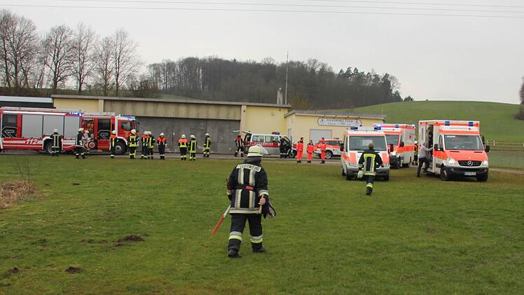 Wenn Feuerwehren ausrücken, fallen bei technischen Einsätzen auch Kosten an, die umgelegt werden . Hier der Einsatz nachdem Absturz eines Mini-Copters am Landeplatz Sendelbach. Archivfoto: Ralf Kestel