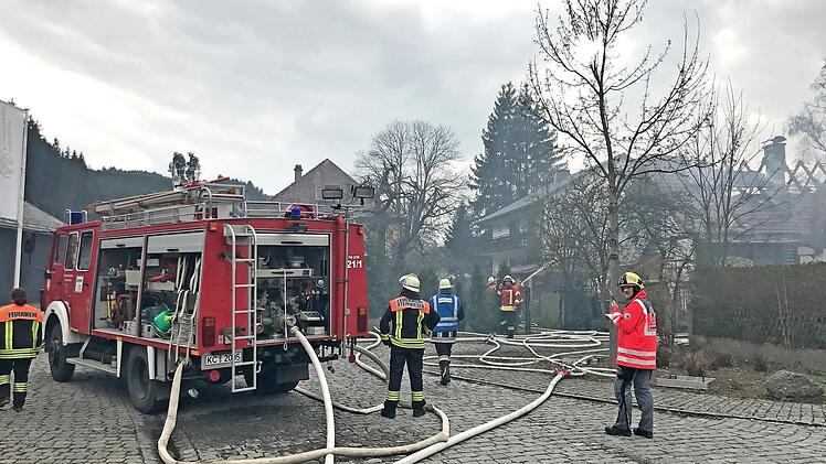 Feuerwehr, THW und Rotes Kreuz aus etlichen Gemeinden waren mit zahlreichen Einsatzkräften vor Ort.
