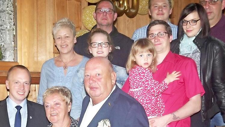 Das Jubelpaar (im Vordergrund) im Kreise der Familie - links Bürgermeister Thomas Löffler Foto: privat