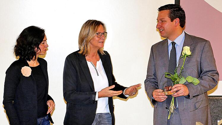 Eine Rose bekam Professor Marcel Romanos (rechts) von Isabelle Bühner (links) und Maria Reichert-Härder (Mitte) als Dank für sein Referat vor über 100 Erzieherinnen und Erziehern. Die beiden Damen organisierten zusammen mit Rainer Müller einen Weiterbildungstag  im BBZ Münnerstadt zum Thema "Kinder sind voller Ressourcen ... für ein gesundes Leben." Dieter Britz