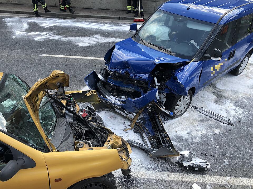 Schwerer Unfall bei Coburg: Zwei Schwerverletzte nach Crash auf B303