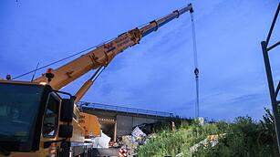 40-Tonner stürzt von Autobahnbrücke hinab auf Staatsstraße