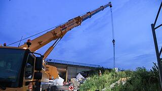 40-Tonner stürzt von Autobahnbrücke hinab auf Staatsstraße