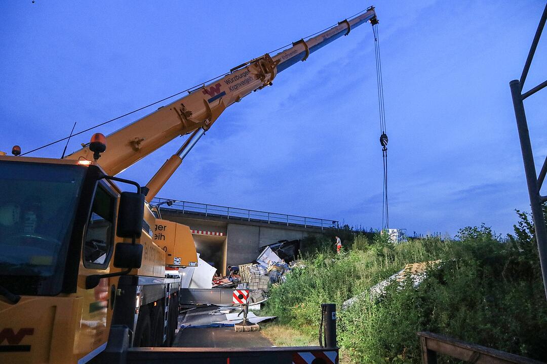 40-Tonner stürzt von Autobahnbrücke hinab auf Staatsstraße