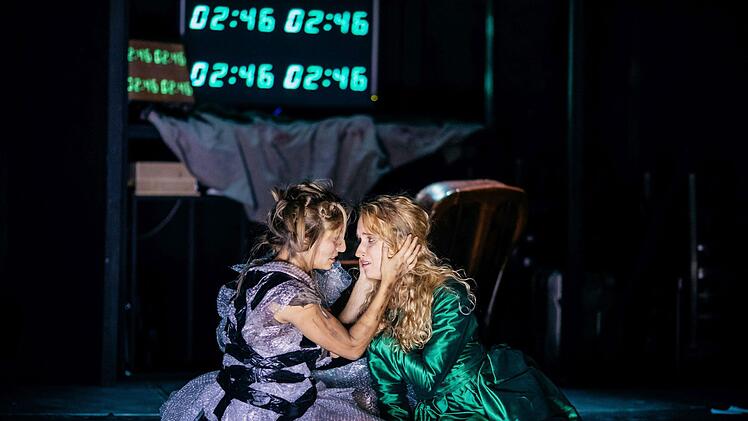 "Die Zauberflöte": Philipp Westerbarkeis Neuinszenierung von Mozarts Oper eröffnete die Spielzeit 2018/2019 am Landestheater Coburg.Foto: Sebastian Buff