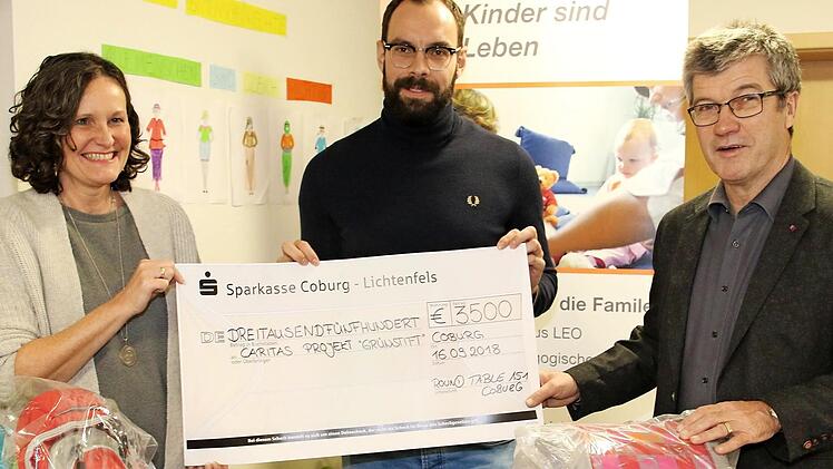 Spendenübergabe für "Grünstift" (von links): Kerstin Ponsel, Sebastian Sonnauer und Norbert Hartz Foto: Desombre