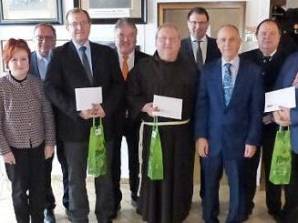 Pfarrerin Susanne Sahlmann, die stellvertretenden Landräte Christina Flauder und Dieter Schaar, Pfarrgemeinderatsvorsitzender Oswald Purucker, Landrat Klaus Peter Söllner, Pfarrer Pater Adrian Manderla, MdL Martin Schöffel, die Bürgermeister Franz Uome (Marktleugast) und Werner Burger (Grafengehaig) sowie Kirchenpfleger Johannes Klier (von links) beim Neujahrsempfang  Foto: Klaus-Peter Wulf