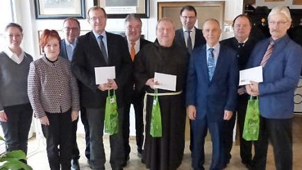 Pfarrerin Susanne Sahlmann, die stellvertretenden Landräte Christina Flauder und Dieter Schaar, Pfarrgemeinderatsvorsitzender Oswald Purucker, Landrat Klaus Peter Söllner, Pfarrer Pater Adrian Manderla, MdL Martin Schöffel, die Bürgermeister Franz Uome (Marktleugast) und Werner Burger (Grafengehaig) sowie Kirchenpfleger Johannes Klier (von links) beim Neujahrsempfang  Foto: Klaus-Peter Wulf