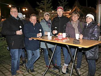 Man traf sich zu einem Glühwein oder einem Bier bei "Uetzing punscht". Foto: Gerd Klemenz