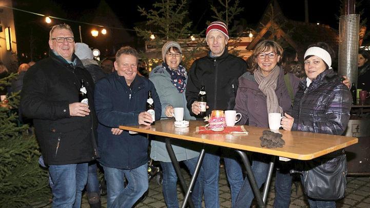 Man traf sich zu einem Glühwein oder einem Bier bei "Uetzing punscht". Foto: Gerd Klemenz