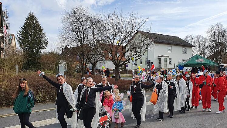 Neun Fußgruppen waren in Hausen dabei.Bernd Czelustek