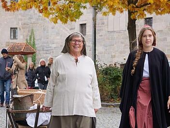 Pia Hackenberg (links) und Antonia Hubert führen die Zuschauer in Richtung Aisch. Foto: Tina Meier