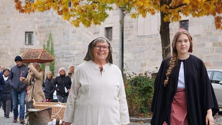 Pia Hackenberg (links) und Antonia Hubert führen die Zuschauer in Richtung Aisch. Foto: Tina Meier