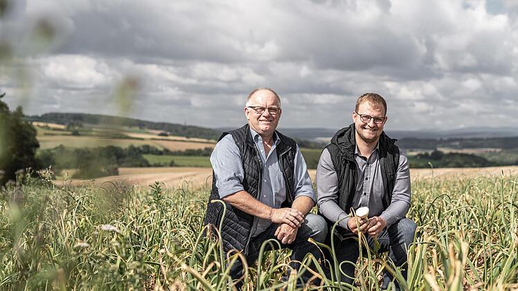 Markus Werner (links) und Andreas Türk (rechts) haben sich auf den Anbau von Alternativ-Kulturen im Streutal spezialisiert.  Tom Bauer