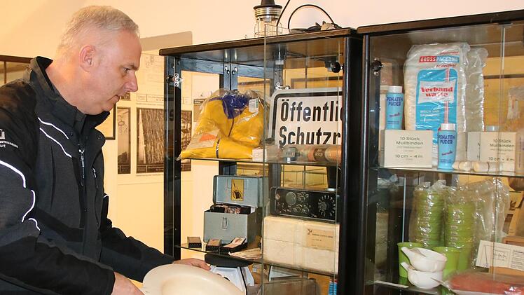 Allerlei Bunker-Zubehör hat Nils Brennecke zusammengetragen. Foto: Ralf Ruppert