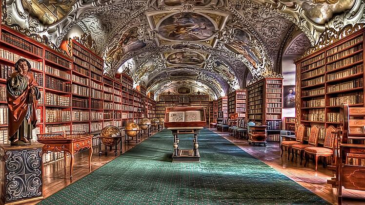Die tschechische Nationalbibliothek im Kloster Strahov mit über 20.000 Büchern ist eine Sehenswürdigkeit.