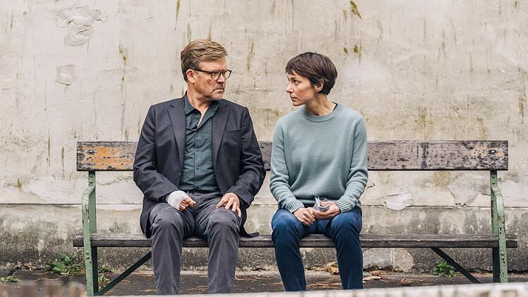 Karla Eckhardt (Julia Koschitz) konfrontiert Carsten Spanger (Justus von Dohn&aacute;nyi, links) mit ihrem Verdacht, dass es ihm gar nicht um die zuletzt vermisste Frau gegangen sei.