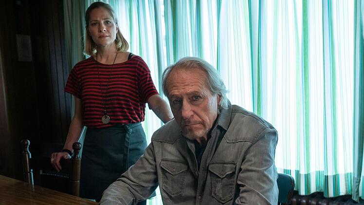 Ekkis verstorbene Mutter hatte offenbar einst ein Techtelmechtel mit Volker Schnee (Reiner Sch&ouml;ne, mit Judith Jakob). Das Ergebnis dieser Liaison ist Bernhard, Ekkis Halbbruder.